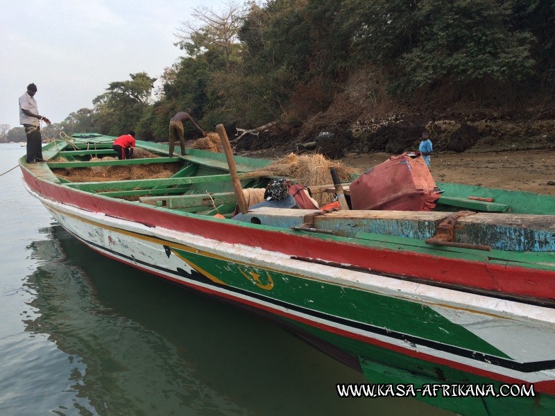 Photos de l'archipel Bijagos Guine Bissau : Peuple Bijagos - Pirogue  tout faire