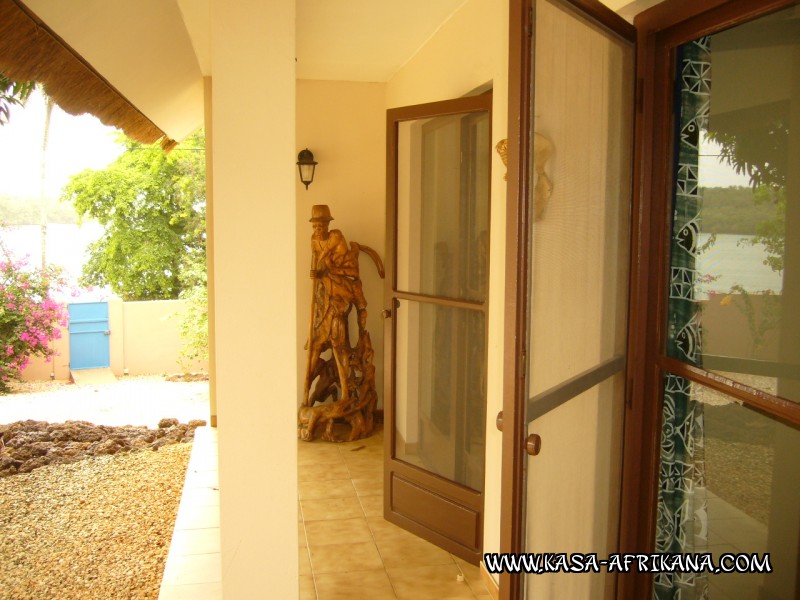 Photos Bijagos Island, Guinea Bissau : Hotel & outbuildings	 - Mosquito net on the windows