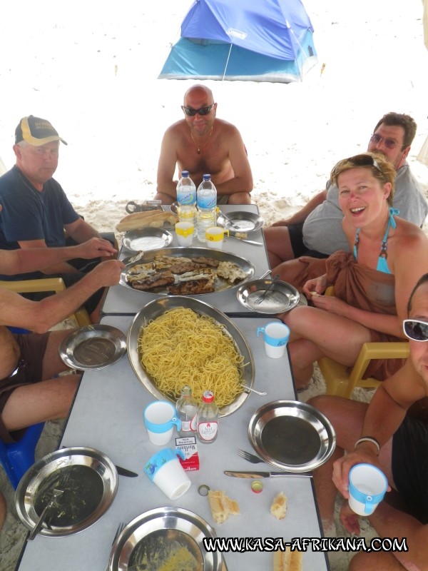 Photos de l'archipel Bijagos Guine Bissau : Htel & dpendances -  table en bivouac ! 